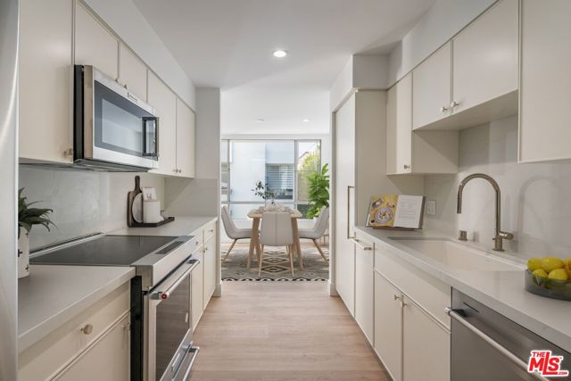 406 N Oakhurst Drive, Beverly Hills CA: https://media.crmls.org/mediaz/7da36f8f-8acb-45a0-a29c-049fb7fc49be.jpg