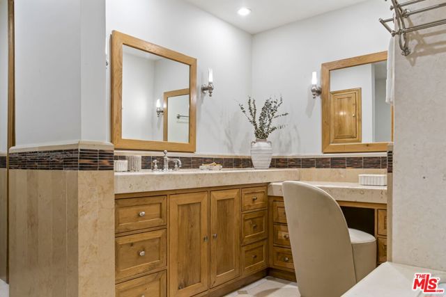 300 N Swall Drive, Beverly Hills CA: https://media.crmls.org/mediaz/7da4421c-364a-4bc7-9b6a-b821b00c9b6d.jpg