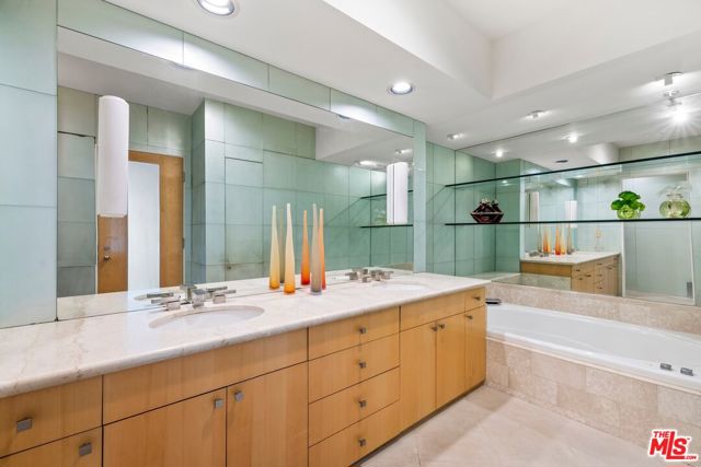 10580 Wilshire Boulevard, Los Angeles CA: https://media.crmls.org/mediaz/7da4ab33-3187-4cc9-aa63-623ffade1ead.jpg