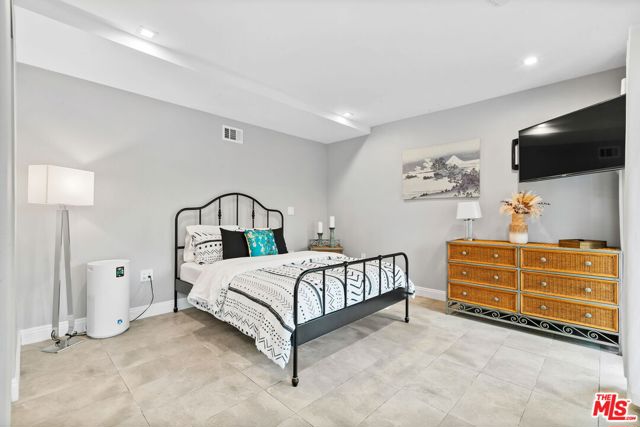 436 Levering Avenue, Los Angeles CA: https://media.crmls.org/mediaz/7da5b14a-fab9-42a6-9307-2f362ebdf69a.jpg