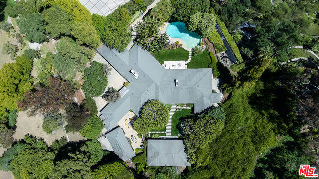 1117 N Beverly Drive, Beverly Hills CA: https://media.crmls.org/mediaz/7da73bea-eb02-4db9-9ede-a15b9f7f677f.jpg