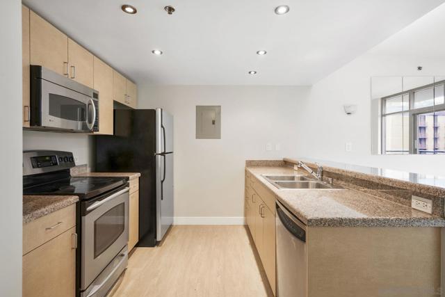 425 W Beech St, San Diego CA: https://media.crmls.org/mediaz/7da75541-860d-4b8f-be6a-c462200096f0.jpg