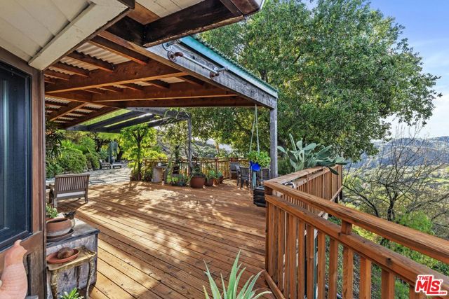 1551 Penny Road, Topanga CA: https://media.crmls.org/mediaz/7da76cf0-3d30-4527-b1c5-f23286a205a2.jpg