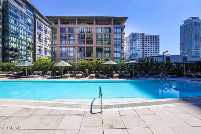 1155 S Grand Avenue, Los Angeles CA: https://media.crmls.org/mediaz/7da7755c-0e6e-4764-b0a5-c8ea160ceaf7.jpg