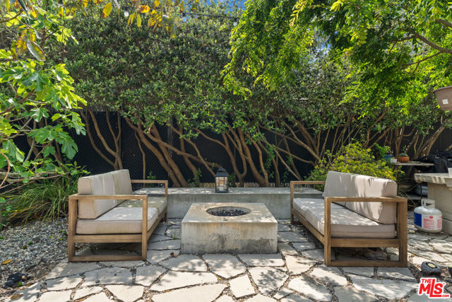 550 Indiana Avenue, Venice CA: https://media.crmls.org/mediaz/7da77c01-1101-4fa6-843f-c748cb5c1757.jpg