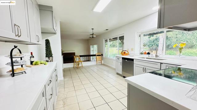 3593 Morningside Dr, Richmond CA: https://media.crmls.org/mediaz/7da837ed-60ef-42ff-94a5-0aaa1175fe42.jpg