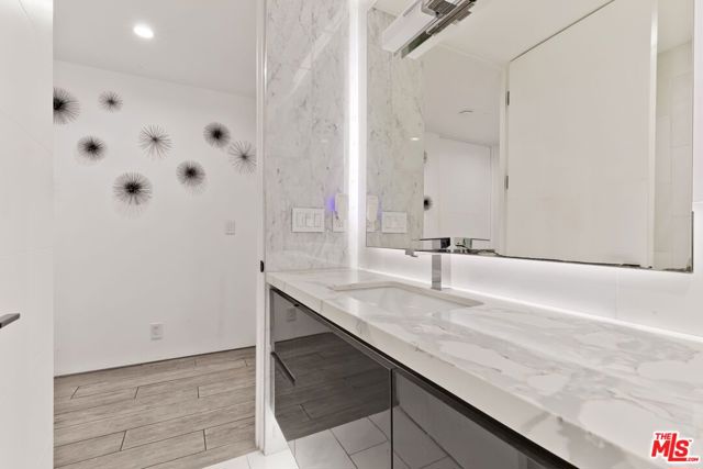 818 N Doheny Drive, West Hollywood CA: https://media.crmls.org/mediaz/7da85b12-b786-43cb-9813-de5e9c19a0f0.jpg