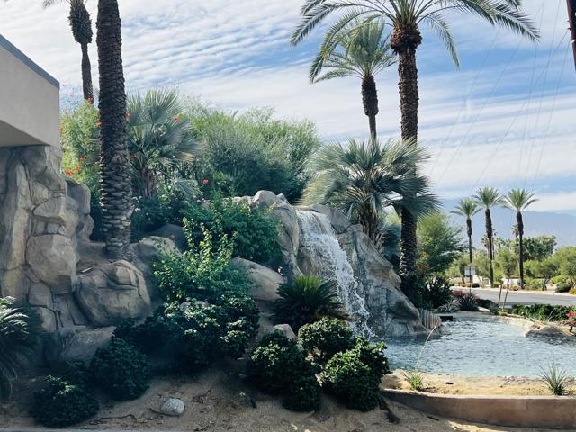 165 Lake Shore Drive, Rancho Mirage CA: https://media.crmls.org/mediaz/7da8a676-5c0f-4960-839f-2e3b95f34387.jpg
