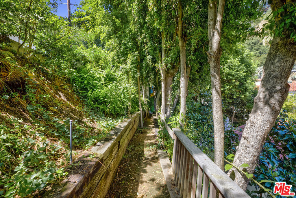 https://media.crmls.org/mediaz/7da8af48-b8c5-4104-8eaa-f486db11fd15.jpg?preset=X-Large