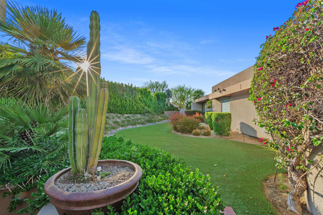 73481 Mariposa Drive, Palm Desert CA: https://media.crmls.org/mediaz/7da8f199-ee67-4f6e-a07d-ec030ab36c3f.jpg