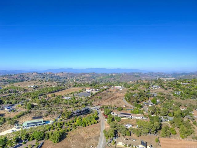 929 Chumash Trail, Vista CA: https://media.crmls.org/mediaz/7da900ae-82ef-417b-a1a9-80b78dea6563.jpg