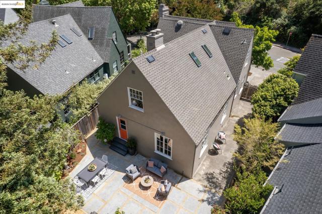 924 Trestle Glen Rd, Oakland CA: https://media.crmls.org/mediaz/7da97f2f-86d9-411a-a4a8-4cfc51a28896.jpg