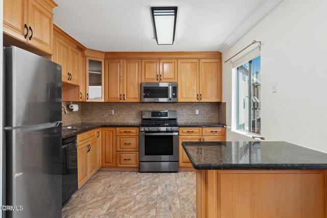 Detail Gallery Image 22 of 25 For 9503 via Venezia, Burbank,  CA 91504 - 3 Beds | 3 Baths