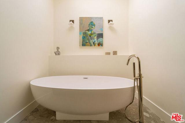 3820 S Burnside Avenue, Los Angeles CA: https://media.crmls.org/mediaz/7daa36be-328b-4776-9804-621618da1a6a.jpg