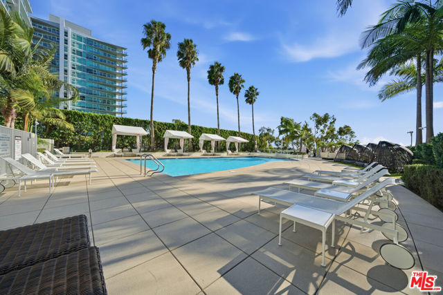 13700 Marina Pointe Drive, Marina del Rey CA: https://media.crmls.org/mediaz/7daac937-8498-4567-88d3-ccb96bce316d.jpg