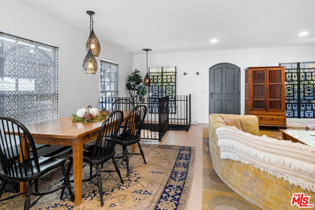 2116 3rd Street, Santa Monica CA: https://media.crmls.org/mediaz/7dab7308-7ef9-430e-aca5-37956a838a77.jpg