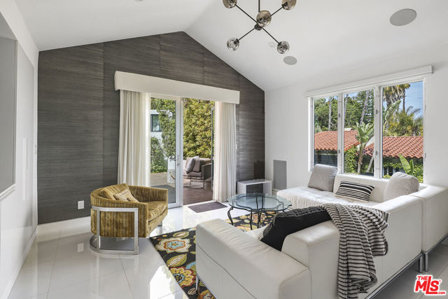 1377 Miller Place, Los Angeles CA: https://media.crmls.org/mediaz/7dabd492-a4b0-4826-a8c3-b923c86cfcc1.jpg