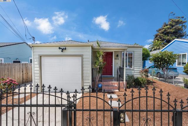 455 32nd St, Richmond CA: https://media.crmls.org/mediaz/7dabfe14-9654-4ba4-a163-f4f3f26fd277.jpg