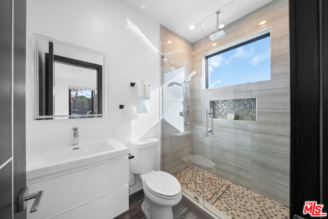 5812 Willis Avenue, Sherman Oaks CA: https://media.crmls.org/mediaz/7dac0733-6c4c-41c6-b511-01f354a6b29e.jpg