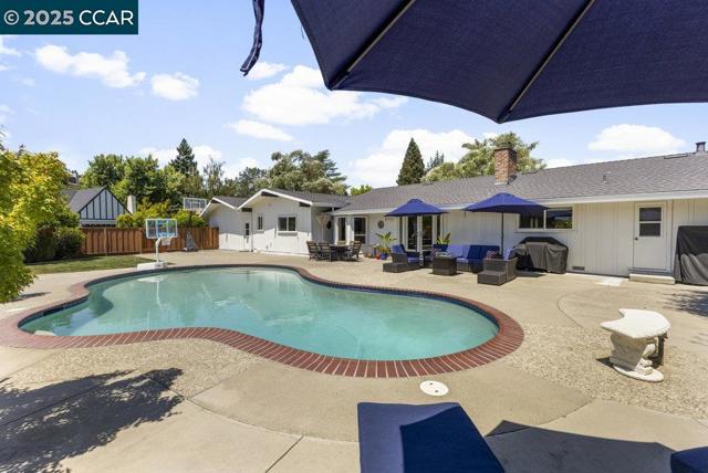 2302 Royal Oaks Dr, Alamo CA: https://media.crmls.org/mediaz/7dac1197-002b-4a58-bf23-97b965a889c7.jpg