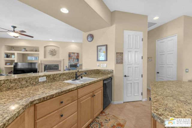 41728 Via Treviso, Palm Desert CA: https://media.crmls.org/mediaz/7dac9250-d37b-4047-90ed-402de2e2e14a.jpg