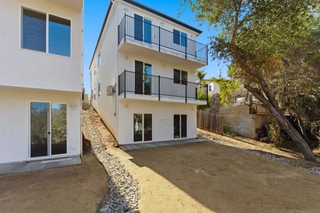 490 Lado De Loma Dr #1-4, Vista CA: https://media.crmls.org/mediaz/7dac9960-fd14-4754-95fe-8303595b6127.jpg