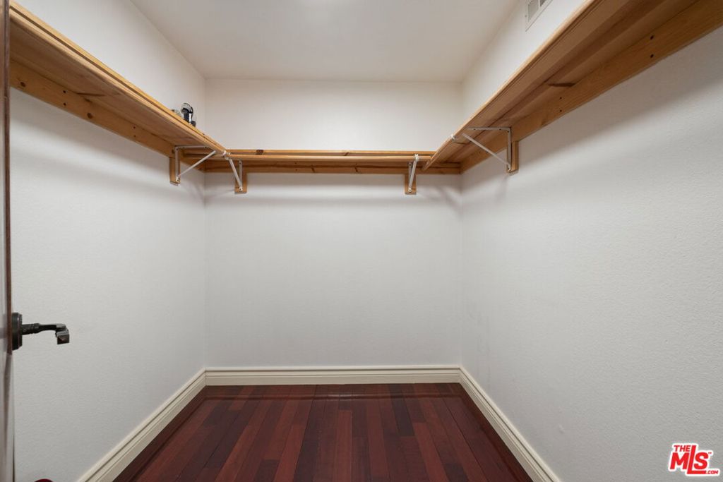 https://media.crmls.org/mediaz/7dacc3d3-10aa-4d6d-bdc0-6f929439e6dc.jpg?preset=X-Large