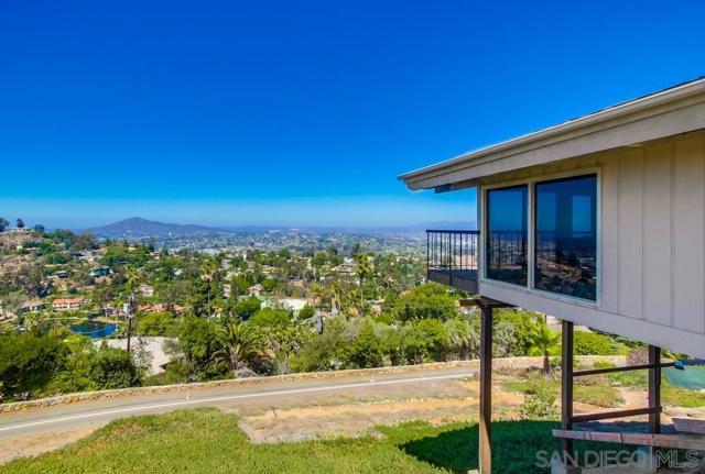 4742 Mount Helix Drive, La Mesa CA: https://media.crmls.org/mediaz/7dad2de0-bf6c-4be2-bc3e-702962f41867.jpg