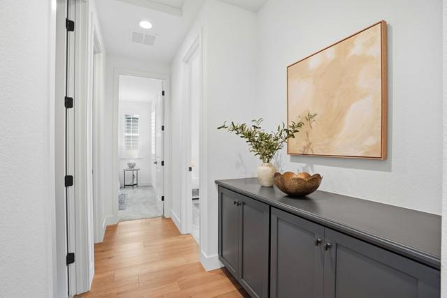 275 Skyview Drive, Marina CA: https://media.crmls.org/mediaz/7dae2f0e-ac20-4114-9de0-77033a5bda54.jpg