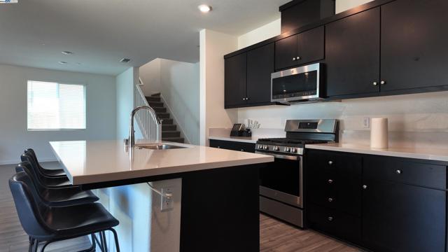 17516 Gemini Ct, Lathrop CA: https://media.crmls.org/mediaz/7daeb52d-4e09-4a05-8dc6-6213afe8fbff.jpg