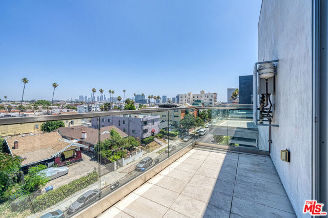 105 S Mariposa Avenue, Los Angeles CA: https://media.crmls.org/mediaz/7daf3e0d-25fd-4428-a944-0396f4efedfd.jpg