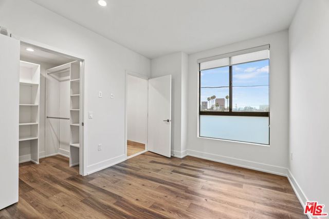 129 Kings, Los Angeles CA: https://media.crmls.org/mediaz/7daf46d9-a90d-4331-b84c-aa962541ffca.jpg