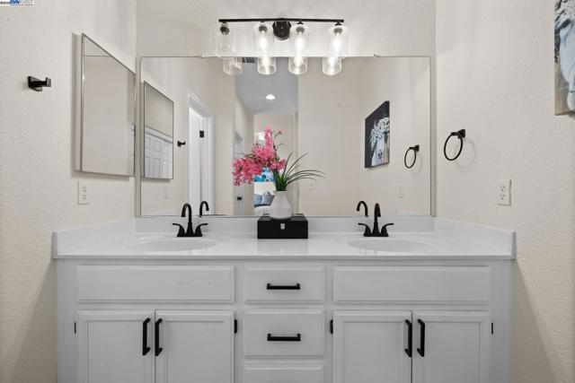 762 Rubier Way, Rio Vista CA: https://media.crmls.org/mediaz/7db10d61-c83a-4aff-a587-48efa4e1759f.jpg