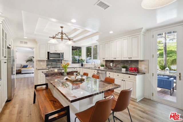 4415 Dulcinea Court, Woodland Hills CA: https://media.crmls.org/mediaz/7db1db11-4e92-4d7c-9b4f-7ff4a4c800ef.jpg