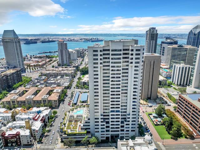 700 Front St, San Diego CA: https://media.crmls.org/mediaz/7db1fddc-df3c-4731-8f59-e03c0af434a5.jpg