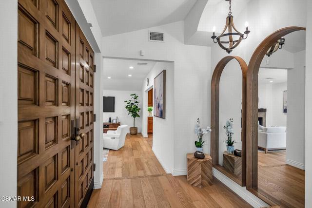4456 Hayvenhurst Avenue, Encino CA: https://media.crmls.org/mediaz/7db231c4-1a1c-48b5-b25e-9bd2e521aadb.jpg