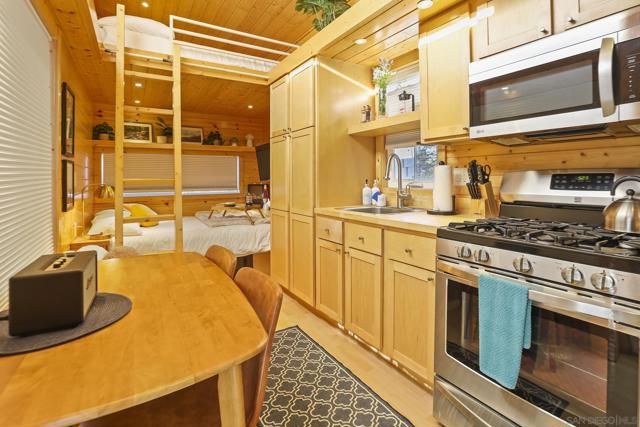 9586 Alto Dr, La Mesa CA: https://media.crmls.org/mediaz/7db3df34-5501-4dbd-b7a8-47d3c9504feb.jpg