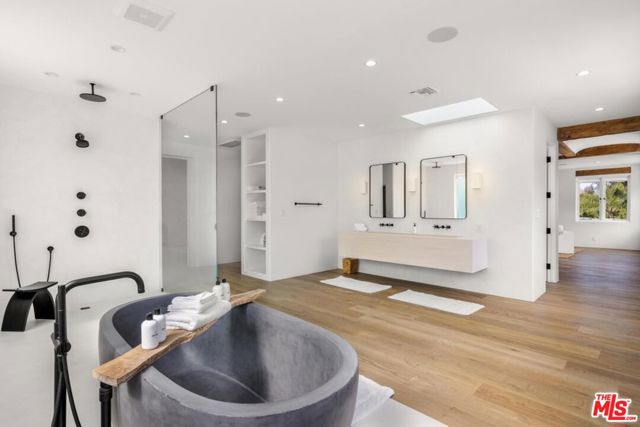 27405 Pacific Coast Highway, Malibu CA: https://media.crmls.org/mediaz/7db4c426-cbb6-4157-a53a-542535c046fa.jpg