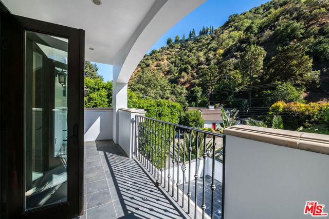 1600 Benedict Canyon Drive, Beverly Hills CA: https://media.crmls.org/mediaz/7db55280-5436-4fc3-8f4d-3f97fd0cbbec.jpg