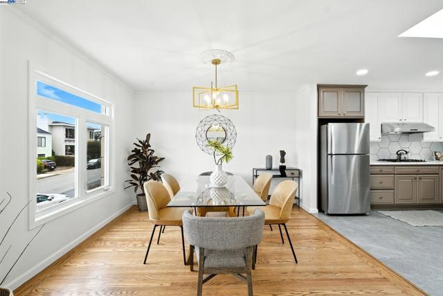 24 Riverton Dr, San Francisco CA: https://media.crmls.org/mediaz/7db66c25-c21f-493b-bbdf-fe2dd9e406c4.jpg