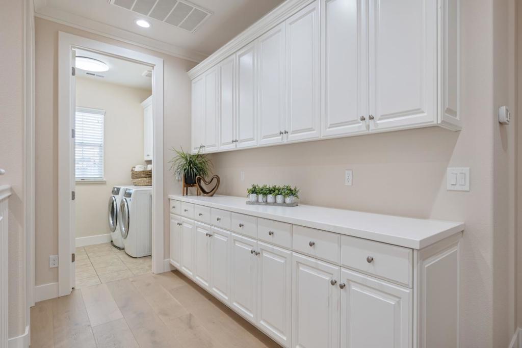 https://media.crmls.org/mediaz/7db87f77-3962-45aa-91a2-d9f0c7f5e1d2.jpg?preset=X-Large