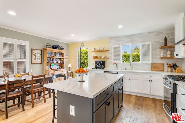 11521 Segrell Way, Culver City CA: https://media.crmls.org/mediaz/7dba25aa-d375-4f64-8b2c-d7c0cde83503.jpg