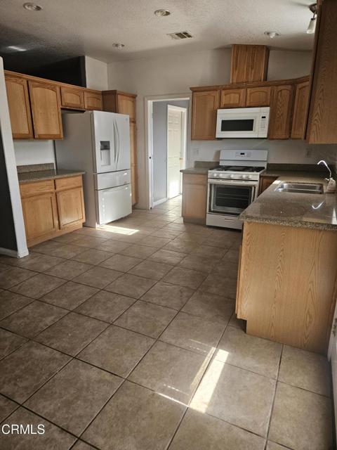 Detail Gallery Image 14 of 23 For 10648 Peach Ave, California City,  CA 93505 - 3 Beds | 2 Baths