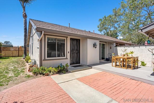 545 Shady Brook Pl, Escondido CA: https://media.crmls.org/mediaz/7dbb1380-7d51-41a1-aac8-e9a278592ad4.jpg