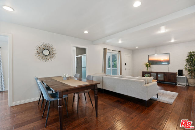 1301 S Hudson Avenue, Los Angeles CA: https://media.crmls.org/mediaz/7dbbefd9-e735-4fb1-b9b9-2e75cc89d774.jpg