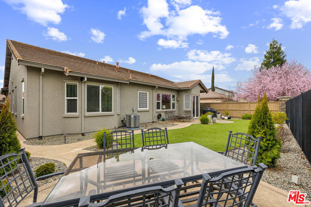 11051 Fiore Drive, Rancho Cordova CA: https://media.crmls.org/mediaz/7dbc0654-d6d6-4b6d-b727-291da82cb58d.jpg
