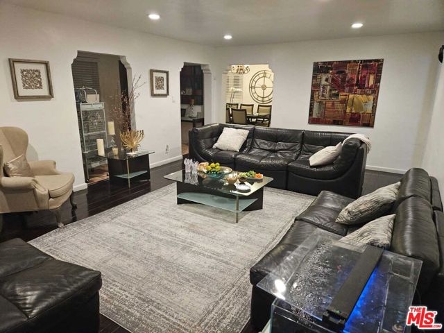 328 S Oakhurst Drive, Beverly Hills CA: https://media.crmls.org/mediaz/7dbc518c-65a3-4689-9414-b9414a2abd20.jpg