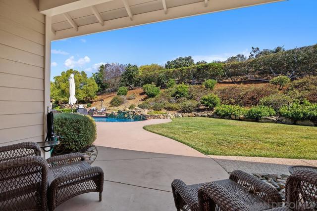 1324 Vista Colina Dr, San Marcos CA: https://media.crmls.org/mediaz/7dbde839-a3ff-4623-85a6-008798fa2bfd.jpg