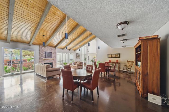245 Oakleaf Drive, Thousand Oaks CA: https://media.crmls.org/mediaz/7dbfa841-0cf7-4194-8aca-35c15c076c65.jpg