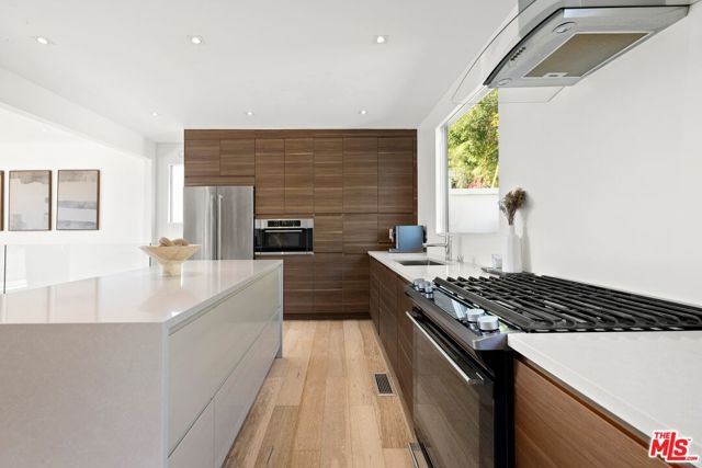 8583 Skyline Drive, Los Angeles CA: https://media.crmls.org/mediaz/7dc04724-f0cc-4dfc-9ef3-5681aecdc65c.jpg